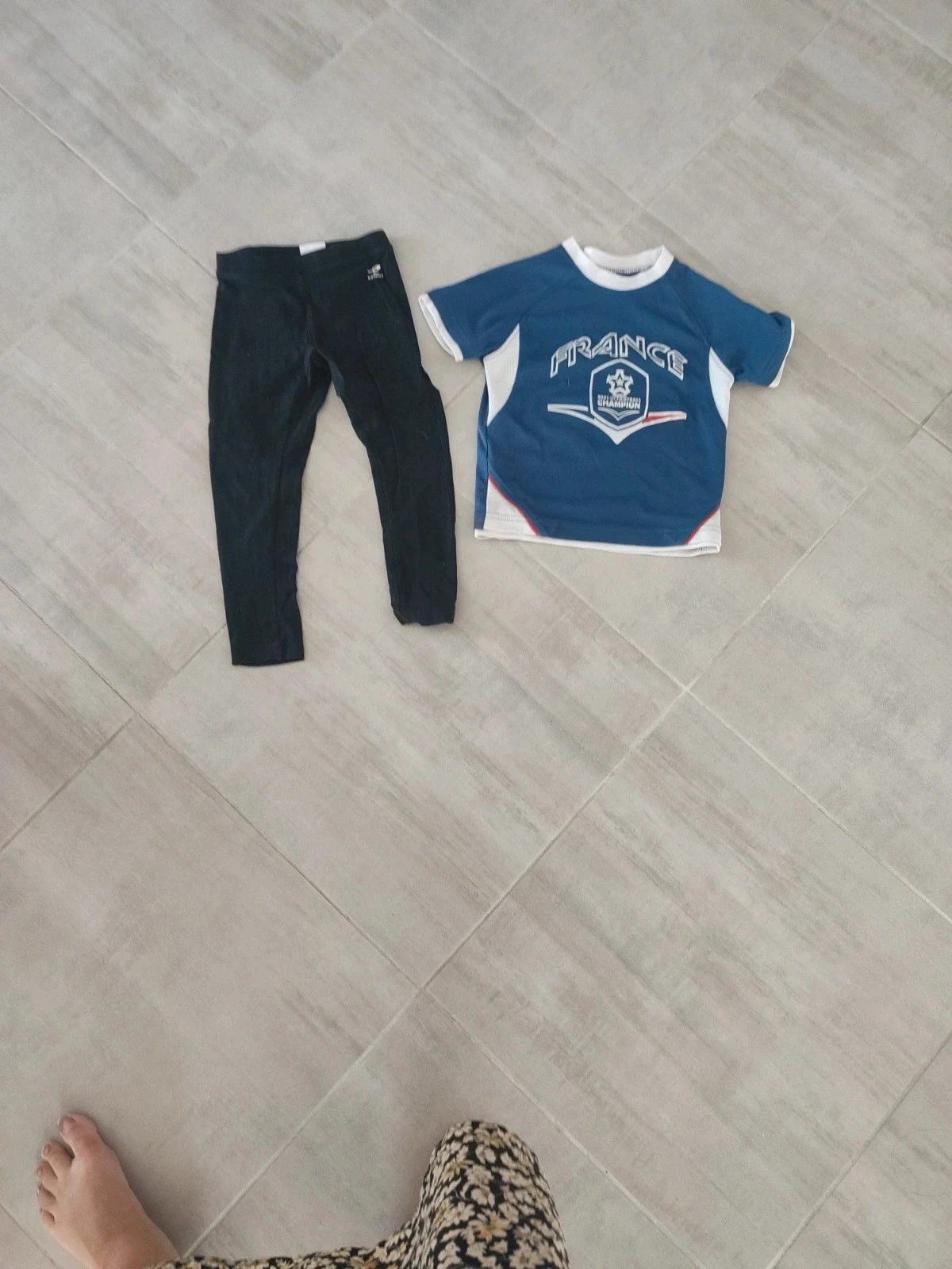 T shirt foot ,4 ans et legging 5 ans